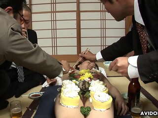 Cô Gái Nhật Bản Asuka Ayanami là một đĩa thức ăn không bị kiểm duyệt