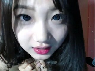 Gadis Korea membuka baju pada webcam